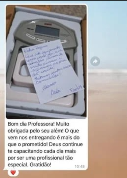 Print: aluna mostra o handgrip recebido em casa com bilhete escrito à mão pela Dra. Carla